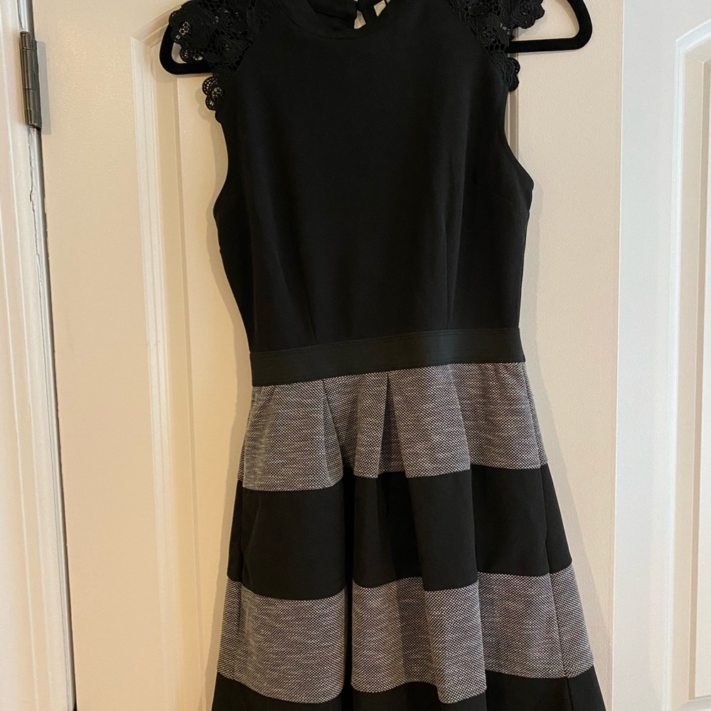 Juniors dress with lace cap sleeves